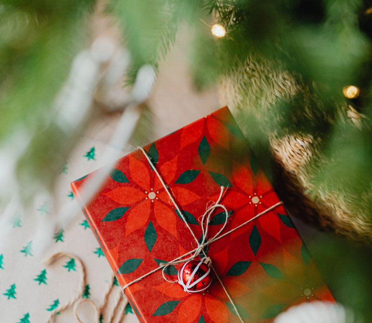 Elevate Your Christmas Decoration With Garland and an 8 ft Christmas Tree